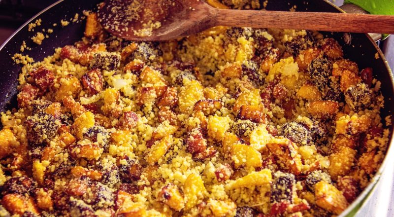 Farofa de banana-da-terra com calabresa