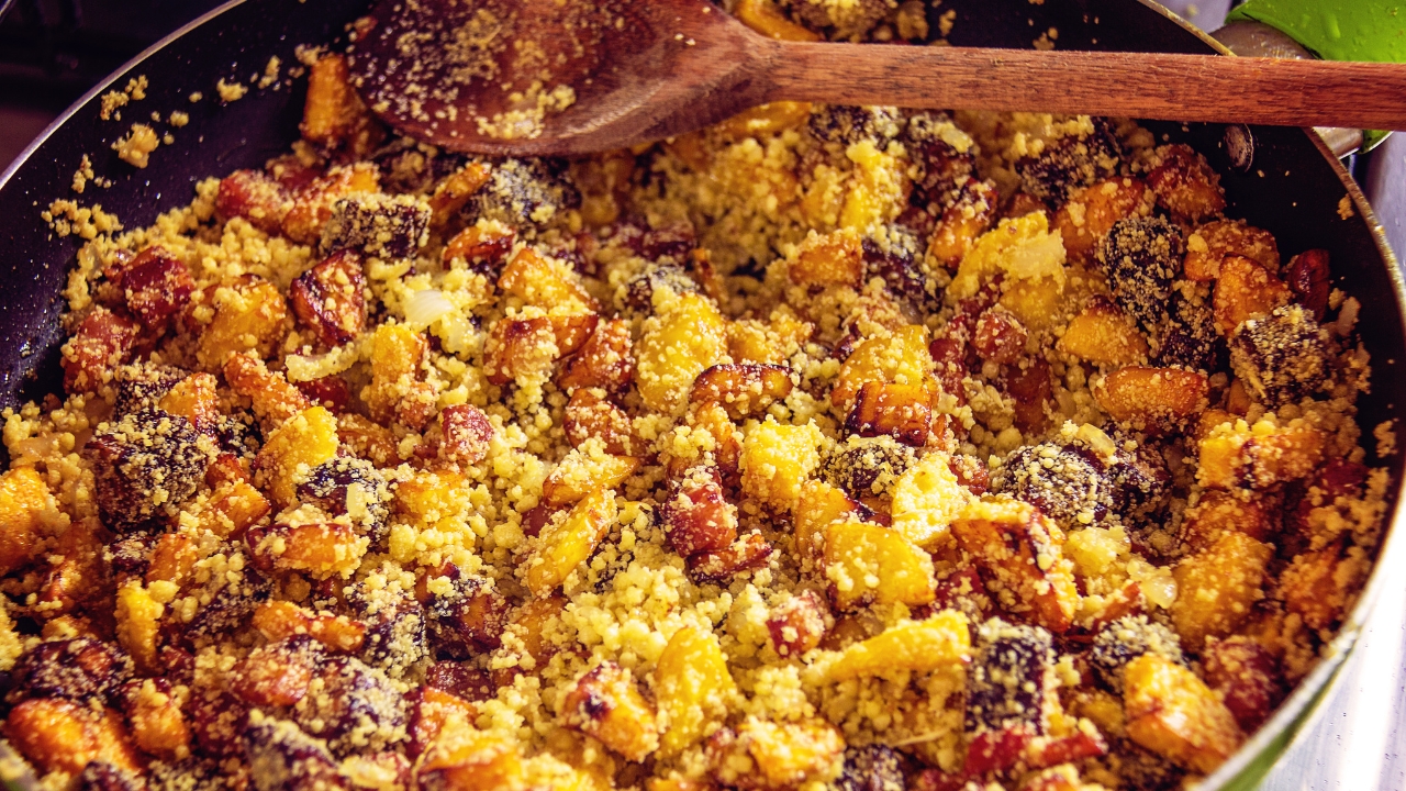 Farofa de banana-da-terra com calabresa