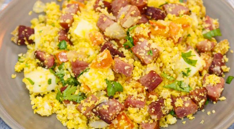 Farofa de cuscuz com calabresa e bacon