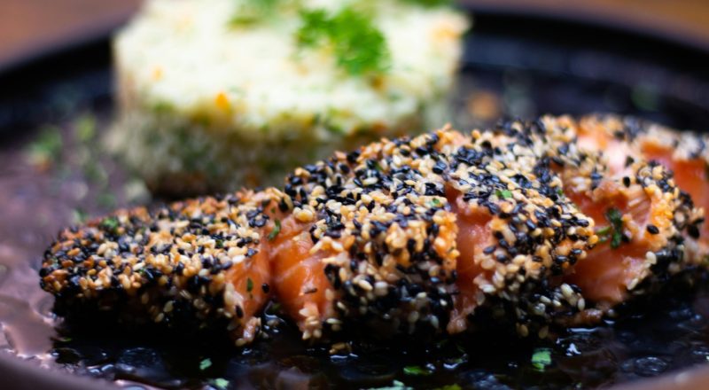 Peixe com crosta de gergelim