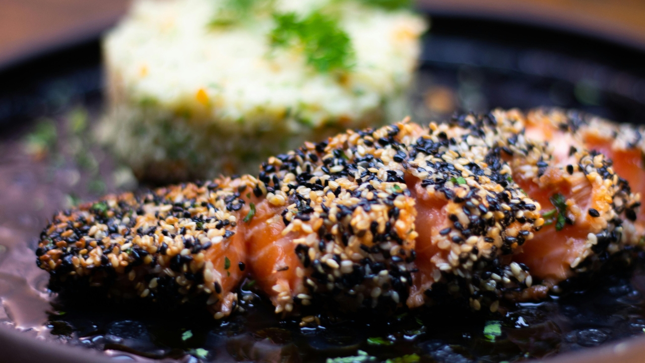 Peixe com crosta de gergelim