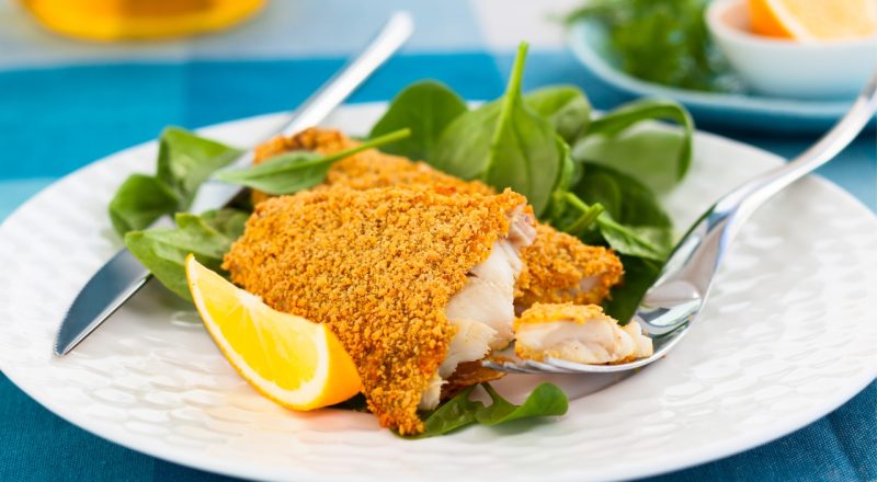 Peixe empanado com tapioca