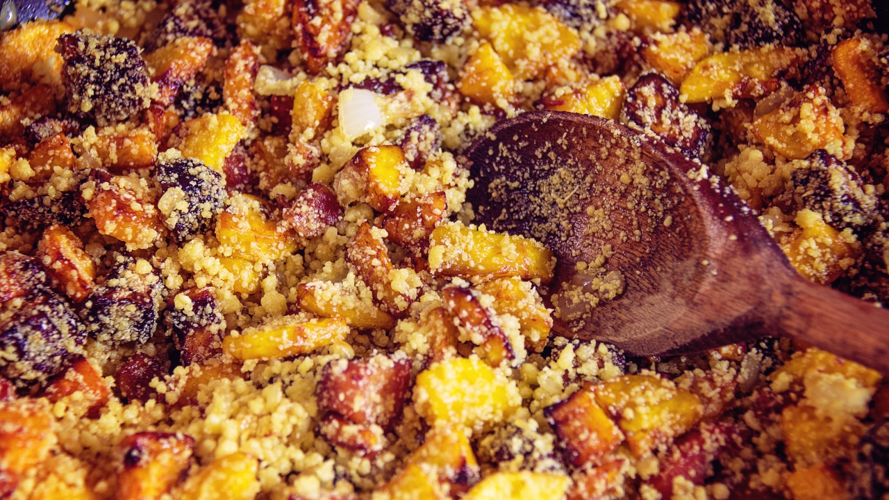 Farofa de banana-da-terra com bacon