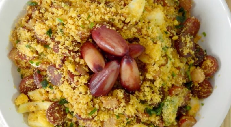 Farofa de pinhão com bacon e calabresa