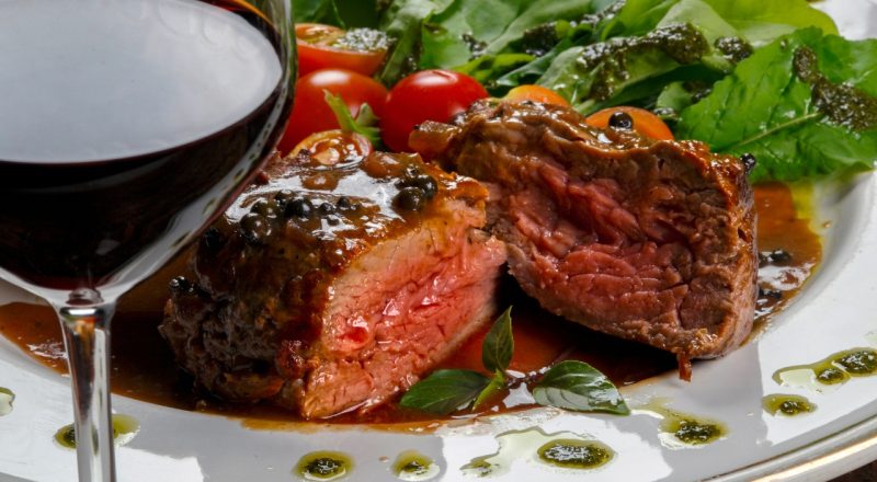 Filé mignon ao molho de vinho tinto