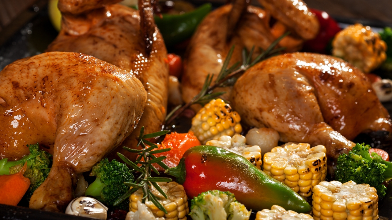 Frango com legumes no forno