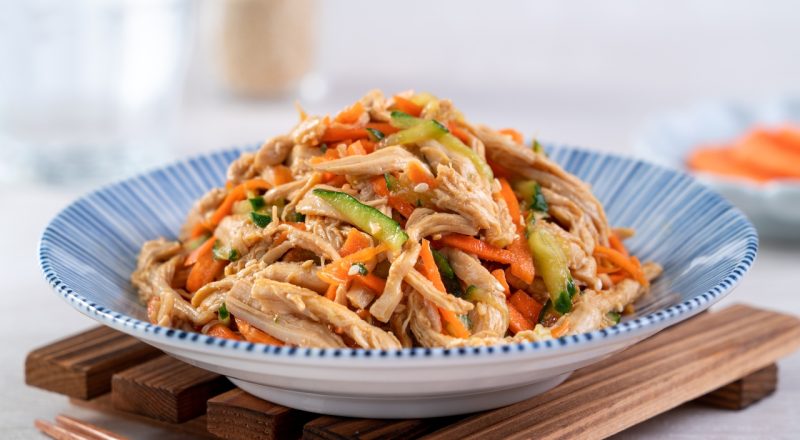 Frango desfiado com cenoura ralada