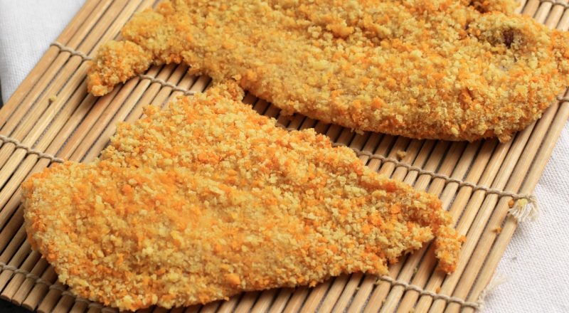 Frango empanado com farinha de mandioca