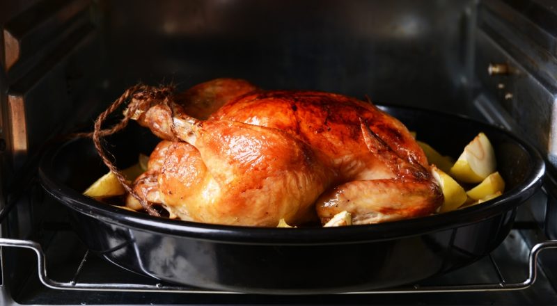 Frango inteiro assado no forno