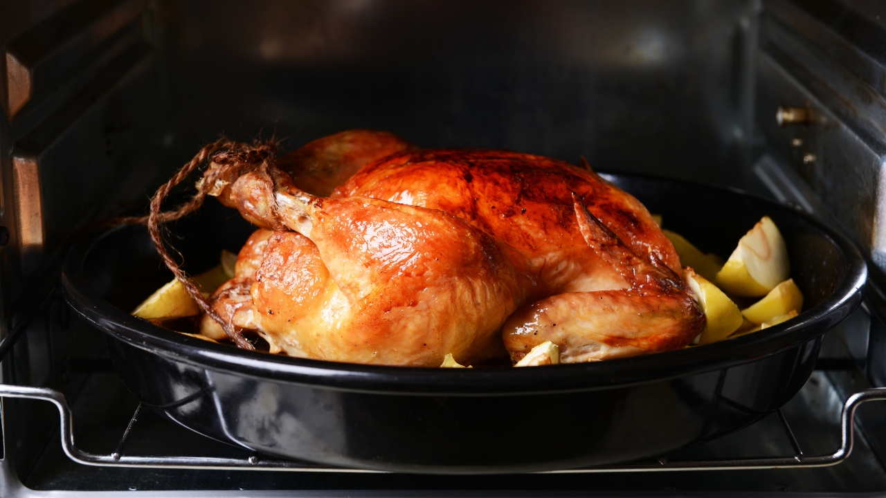Frango inteiro assado no forno