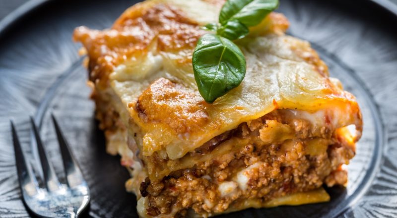 Lasanha de carne moída com molho branco