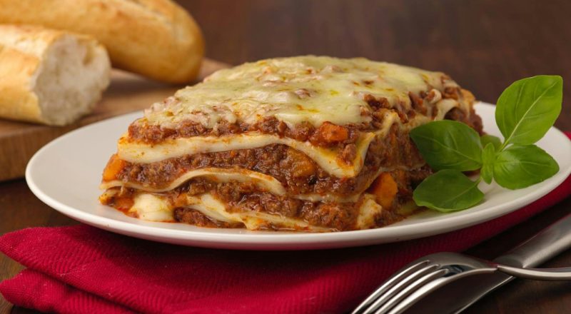 Lasanha de carne moída com queijo e presunto