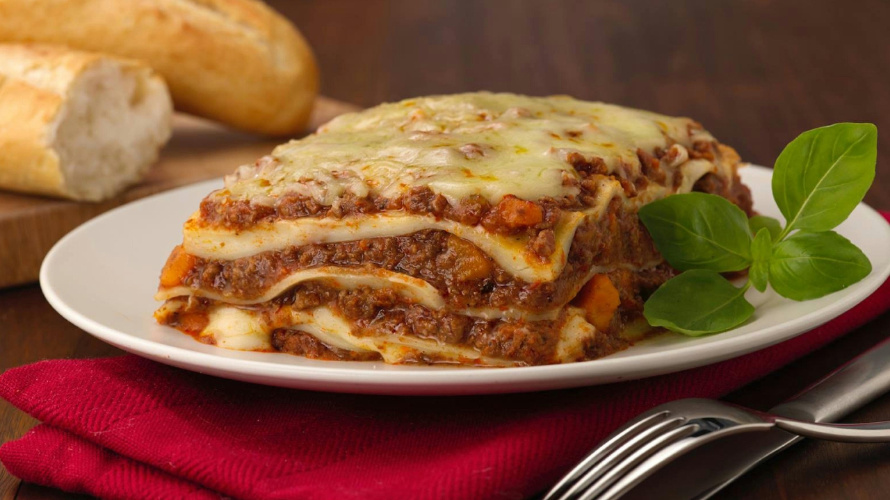 Lasanha de carne moída com queijo e presunto