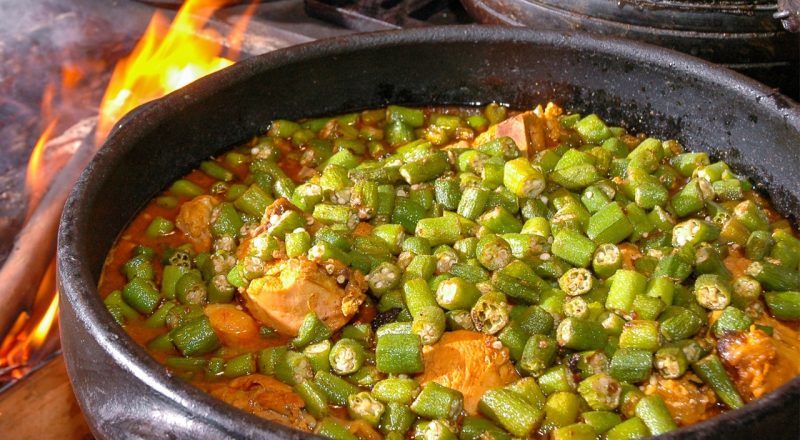 Peito de frango com quiabo