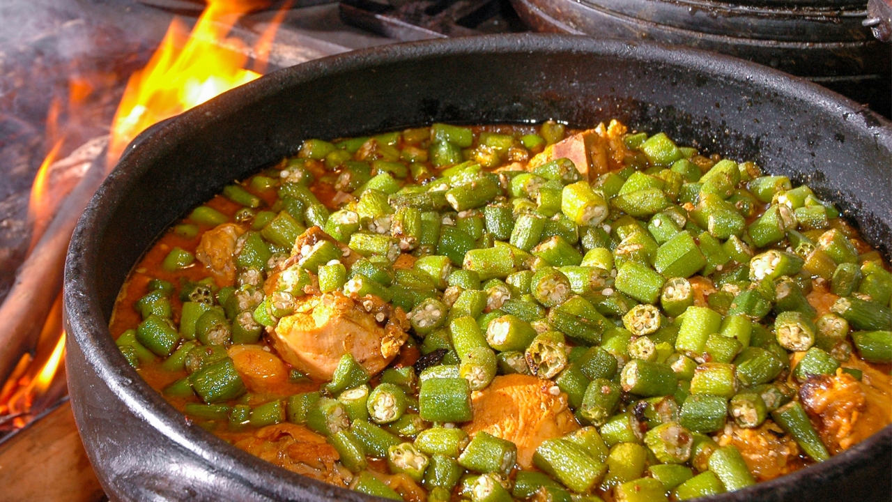 Peito de frango com quiabo
