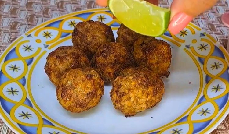 Bolinho de arroz com carne moída