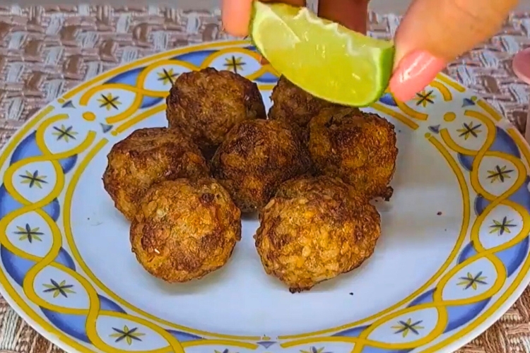 Bolinho de arroz com carne moída