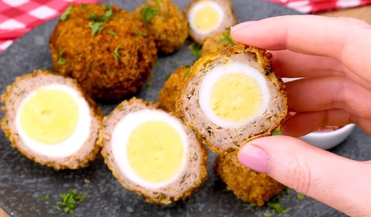 Bolinho de carne com ovo