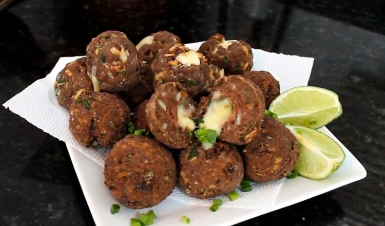 Bolinho de carne moída com creme de cebola