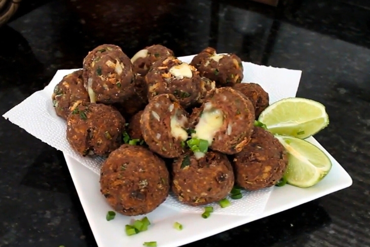 Bolinho de carne moída com creme de cebola