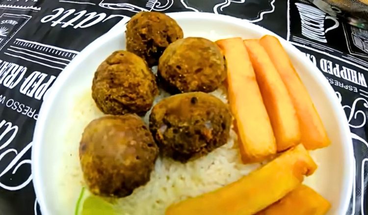 Bolinho de carne moída com farinha de trigo