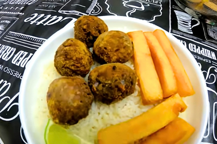 Bolinho de carne moída com farinha de trigo
