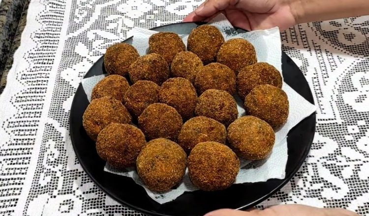 Bolinho de carne moída com pão amanhecido