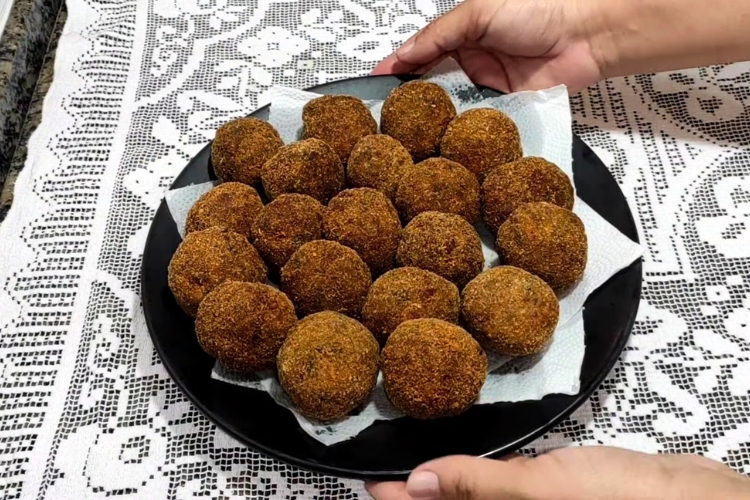 Bolinho de carne moída com pão amanhecido