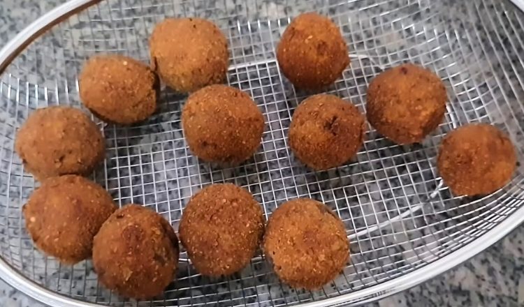 Bolinho de carne moída simples com farinha de rosca