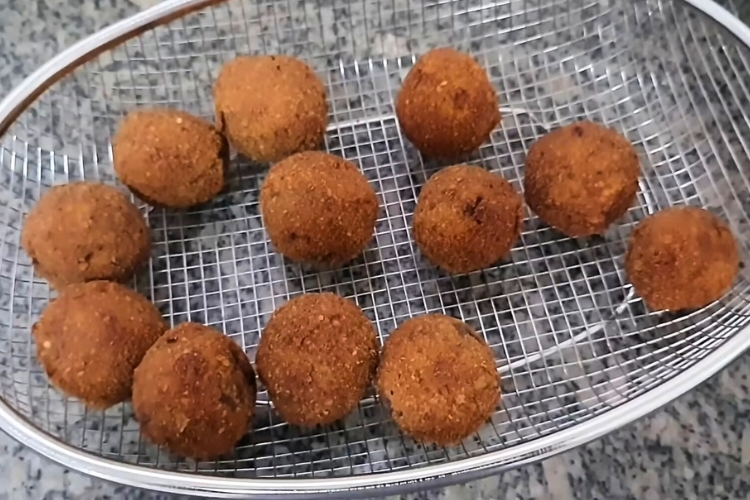 Bolinho de carne moída simples com farinha de rosca
