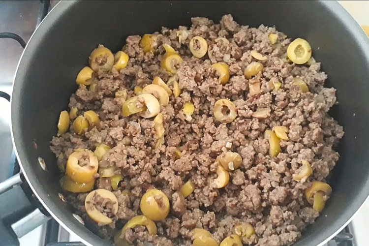 Carne moída com azeitona
