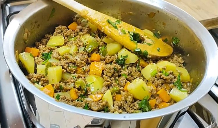 Carne moída com batata e cenoura