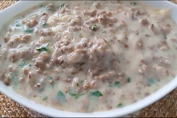 Carne moída com molho branco