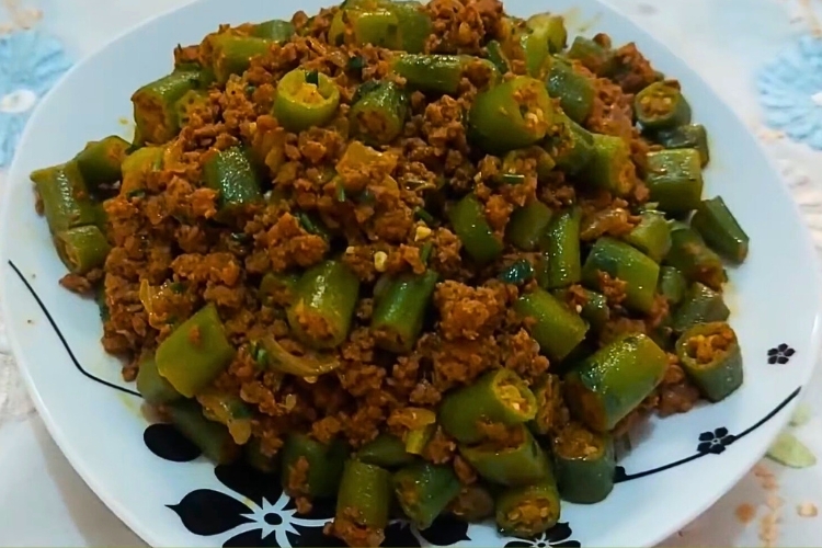 Carne moída com quiabo