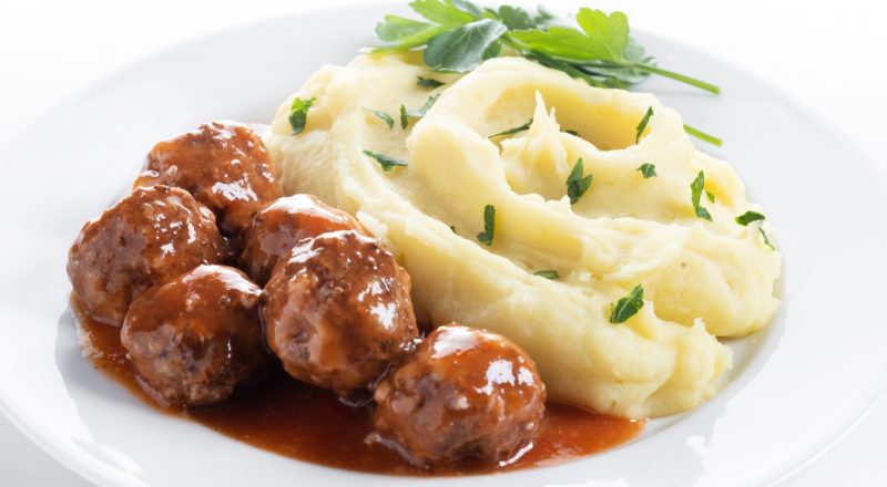 Almôndega com purê de batata