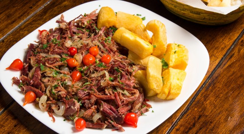 Carne seca acebolada