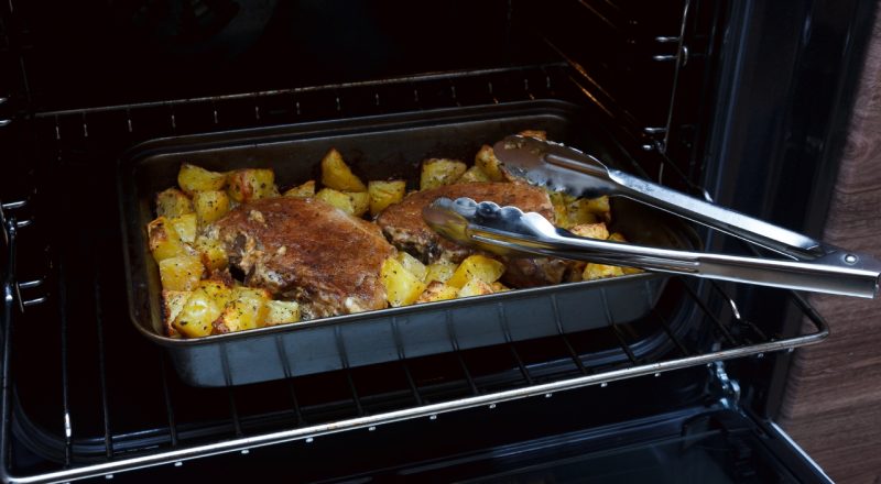 Receita de bisteca de porco no forno com batatas
