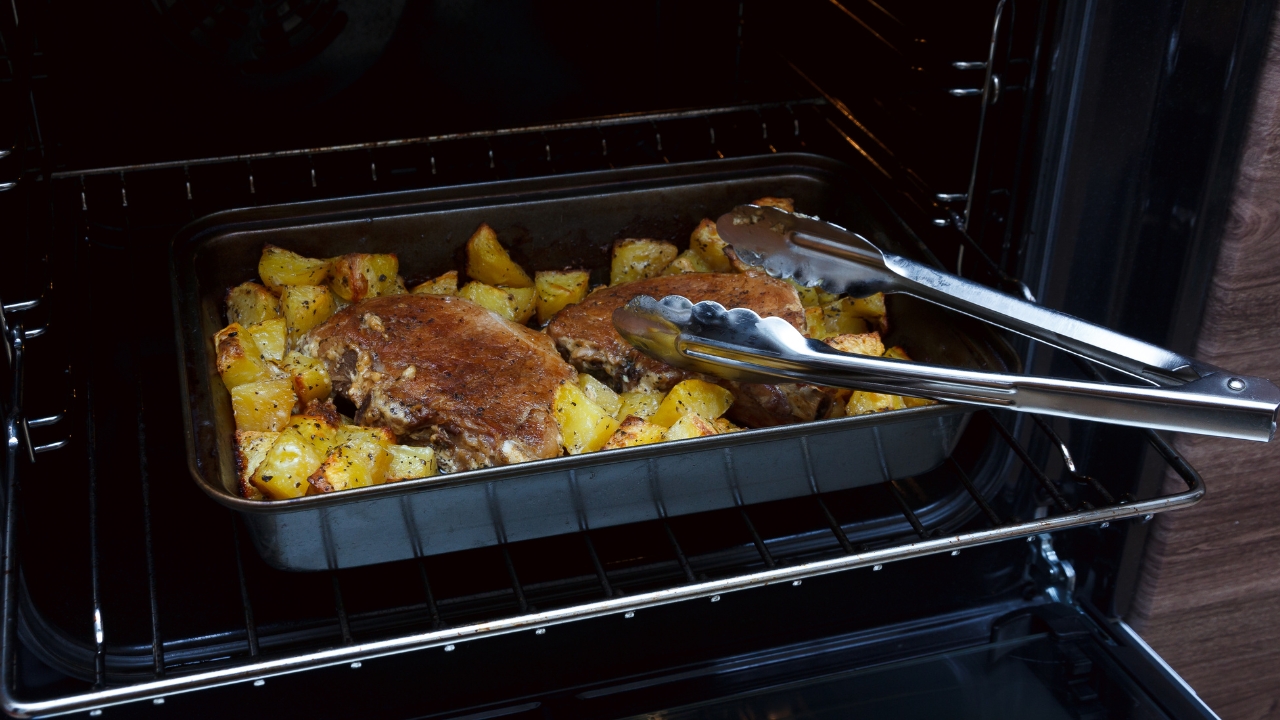 Receita de bisteca de porco no forno com batatas
