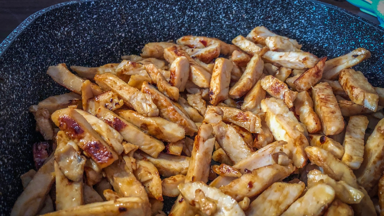 Tiras de frango na frigideira
