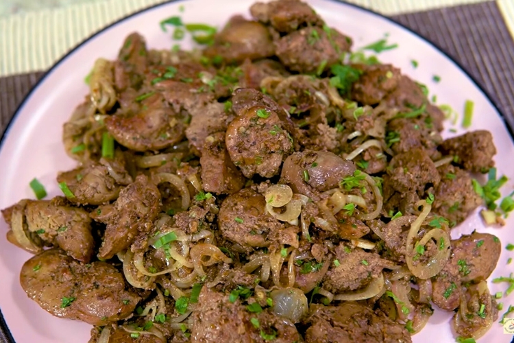 Fígado de frango acebolado