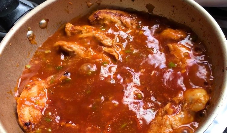 Filé de frango ao molho de tomate