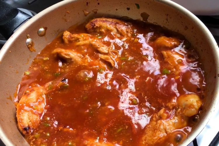 Filé de frango ao molho de tomate