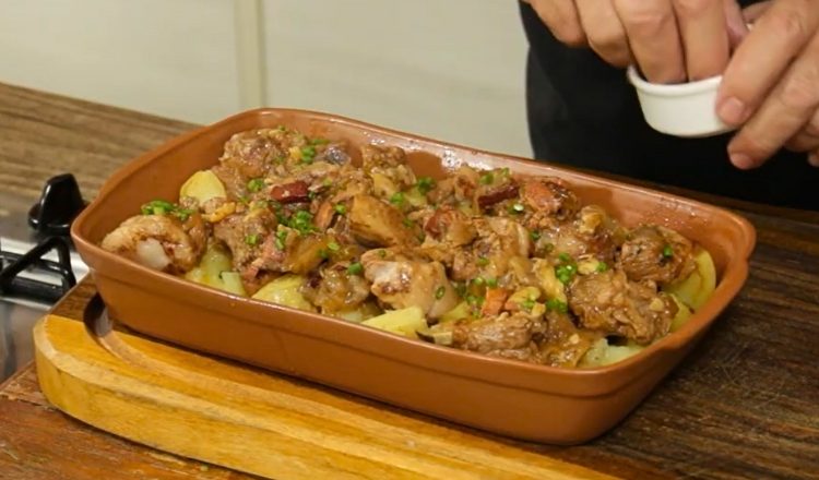 Receita de costelinha de porco na panela de pressão com batatas