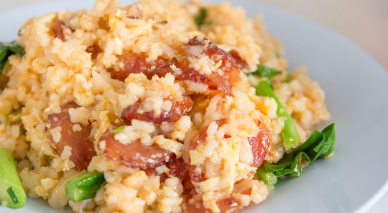 Arroz com linguiça na panela de pressão