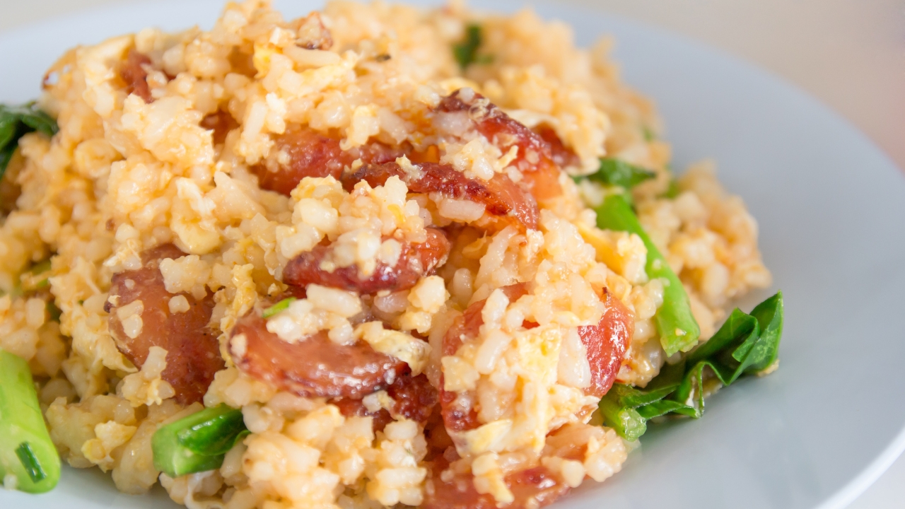 Arroz com linguiça na panela de pressão