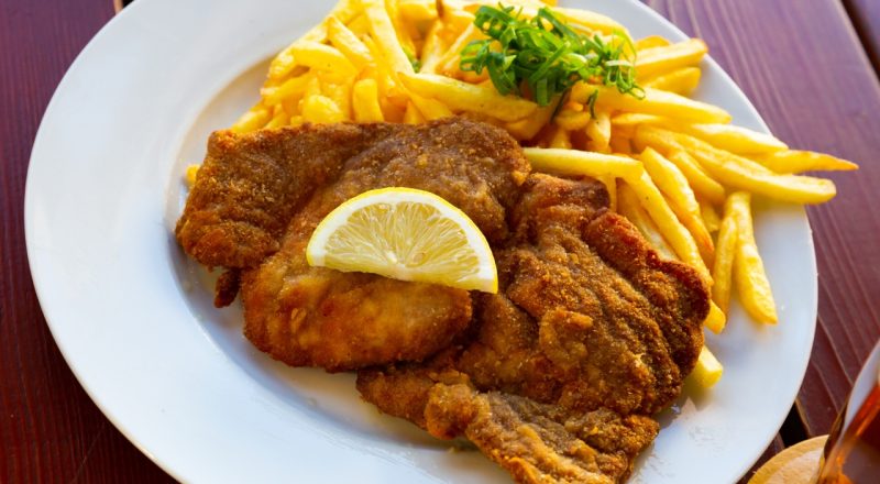 Bife à milanesa com farinha de mandioca