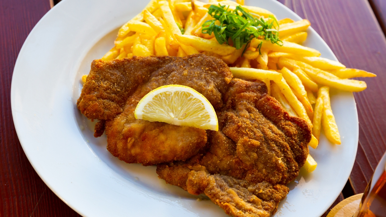 Bife à milanesa com farinha de mandioca
