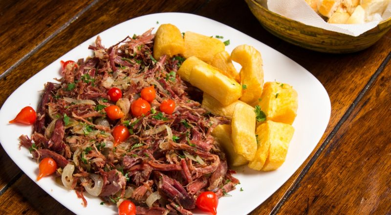 Carne seca frita com cebola