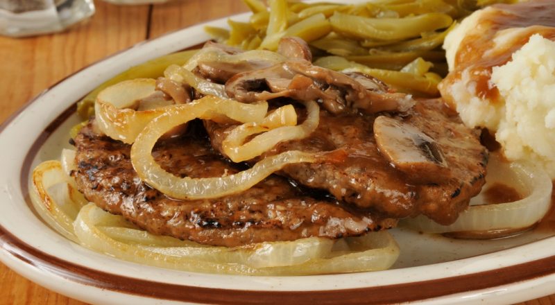Como fazer bife suculento acebolado