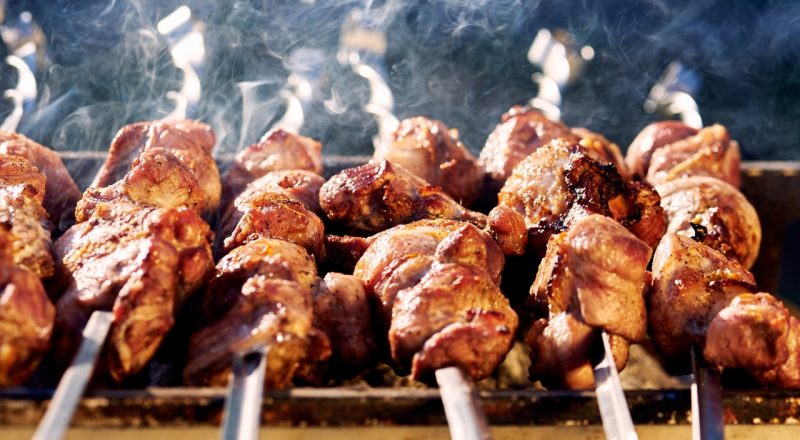 Como fazer churrasco no espeto
